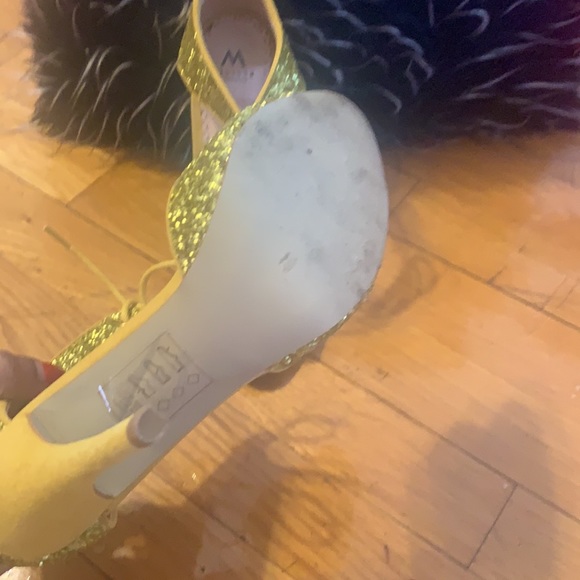 Shoesdazzle | yellow sandals/heel | size 7.5 - Picture 4 of 6